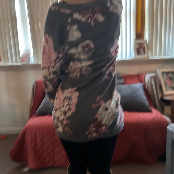 Beautiful eyeshadow floral woman’s small sweater (EUC) - Picture 8 of 9